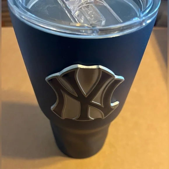 New York Yankees 2025 Navy Tumbler 30 Oz. Vacuum Insulated - New - Picture 3 of 5